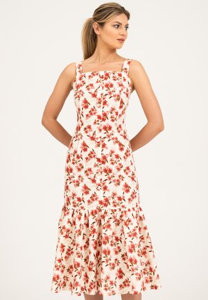 Abito midi floreale con scollatura quadrata, stampa di fiori rossi e arancioni su tessuto bianco, orlo svasato e dettagli con bottoni sul davanti.