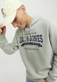 Jack & Jones JJELOGO HOOD - Džemperis su gobtuvu - desert sage