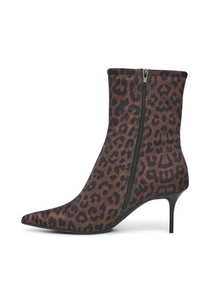 Stivali ankle leopardati con punta affusolata, cerniera laterale e tacco a stiletto. Realizzati in tessuto liscio con tonalità di marrone e nero.