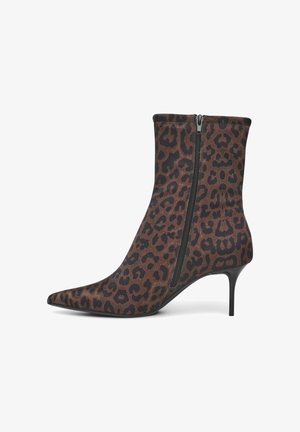 Leopardenmuster-Ankelboots mit spitzem Zehenbereich, seitlichem Reißverschluss und Stiletto-Absatz. Hergestellt aus glattem Stoff in Braun- und Schwarztönen.
