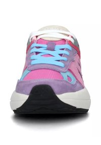 Sneaker multicolore con suede rosa e viola, parte superiore in mesh e lacci blu. Suola in gomma con dettagli del logo sul tallone.