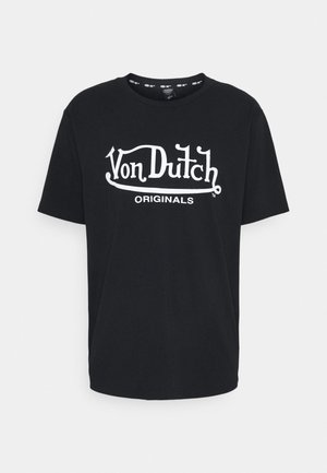 Czarny bawełniany t-shirt z krótkimi rękawami. Na przodzie znajduje się biały nadruk z logo "Von Dutch ORIGINALS". Koszulka z okrągłym dekoltem.