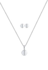 Silberne Halskette mit einem runden Anhänger, der ein Kristallstreifenmuster aufweist, kombiniert mit passenden Creolen, alles mit einer glänzenden Oberfläche.