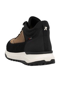 Zapato de senderismo negro y marrón con parte superior de ante y sintético, cuello acolchado, acentos texturizados y entresuela blanca con detalles de suela negra.