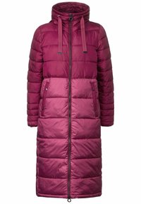 Lange pufferjakke i mørk pink med høj krave, frontlynlås og to sidelommer med klaplukninger. Vatteret struktur over det hele.