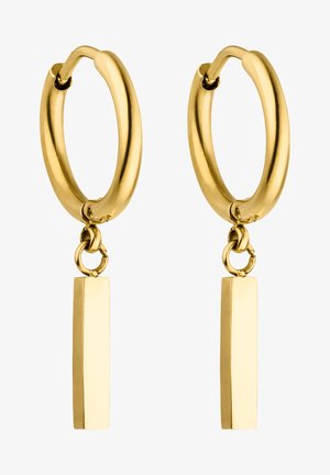 Goldene Creolen mit einer glatten, glänzenden Oberfläche, an denen von jeder Creole ein rechteckiger Anhänger hängt.