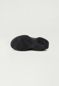 Talpa de pantof sport negru cu o textură unică în valuri, formă rotunjită și multiple caneluri pentru tracțiune. Margini netede și material durabil.