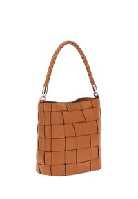 Borsa a tracolla in pelle intrecciata color marrone chiaro con manico intrecciato e dettagli in metallo color oro, mostrata su uno sfondo bianco.