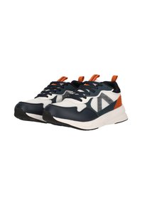 Mørkeblå og hvide sportssko med en tekstureret overdelf, orange accenter og sort sål; har snørebåndsdesign og logodetalje.