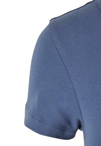 Kratka modra majica s kratkimi rokavi, izdelana iz mehke bombažne tkanine, z gladko teksturo in preprostimi obrobnimi robovi. Vidne šive.