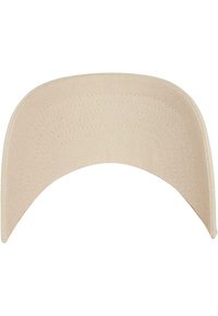 Gorra de béisbol beige con visera de textura suave y forma ligeramente curvada. Presenta detalles cosidos a lo largo de los bordes.
