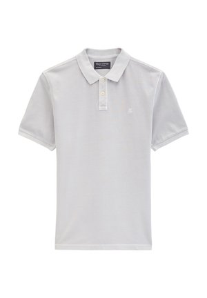 Polo à manches courtes gris clair avec une patte de boutonnage à deux boutons et un petit logo brodé "M OP" sur le côté gauche de la poitrine.