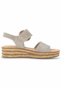Sandale beige en daim à bout ouvert avec bride réglable à la cheville et semelle plateforme à texture de liège superposée pour plus de hauteur et de confort.