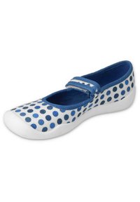 Niebieskie i białe buty płaskie w kropki, z miękką tkaniną na górze, okrągłym noskiem i paskiem na rzep do zapewnienia pewnego dopasowania. Biała gumowa podeszwa.