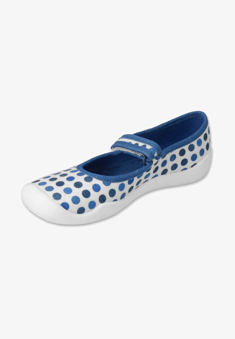 Niebieskie i białe buty płaskie w kropki, z miękką tkaniną na górze, okrągłym noskiem i paskiem na rzep do zapewnienia pewnego dopasowania. Biała gumowa podeszwa.