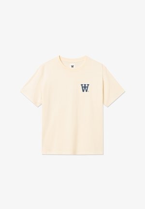 Bež pamučna majica s okruglim izrezom i kratkim rukavima. Na lijevoj strani prsa nalazi se mali plavi logo "W". Jednostavan dizajn.