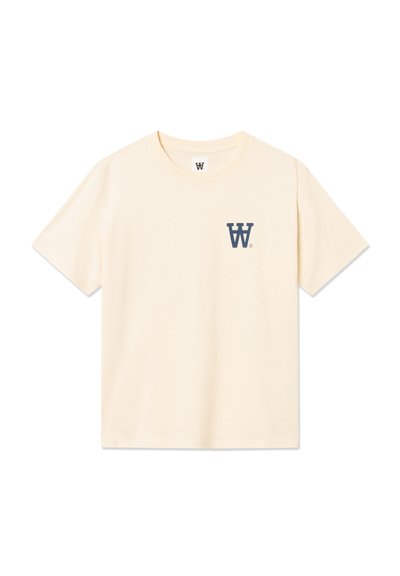 Μπεζ βαμβακερό T-shirt με στρογγυλή λαιμόκοψη και κοντά μανίκια. Διαθέτει μικρό μπλε λογότυπο "W" στο αριστερό στήθος. Απλός σχεδιασμός.