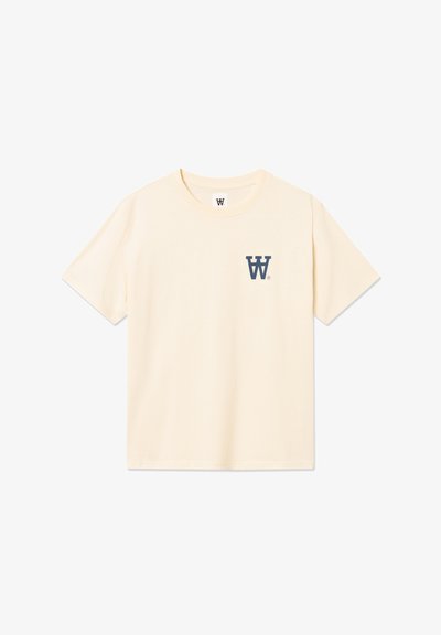 Μπεζ βαμβακερό T-shirt με στρογγυλή λαιμόκοψη και κοντά μανίκια. Διαθέτει μικρό μπλε λογότυπο "W" στο αριστερό στήθος. Απλός σχεδιασμός.