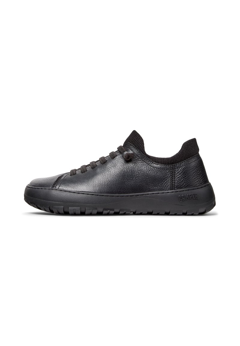 Sneakers neri in pelle con una consistenza liscia, design slim, punta rotonda e suola in gomma. Presentano sei occhielli e un colletto in maglia elastica.