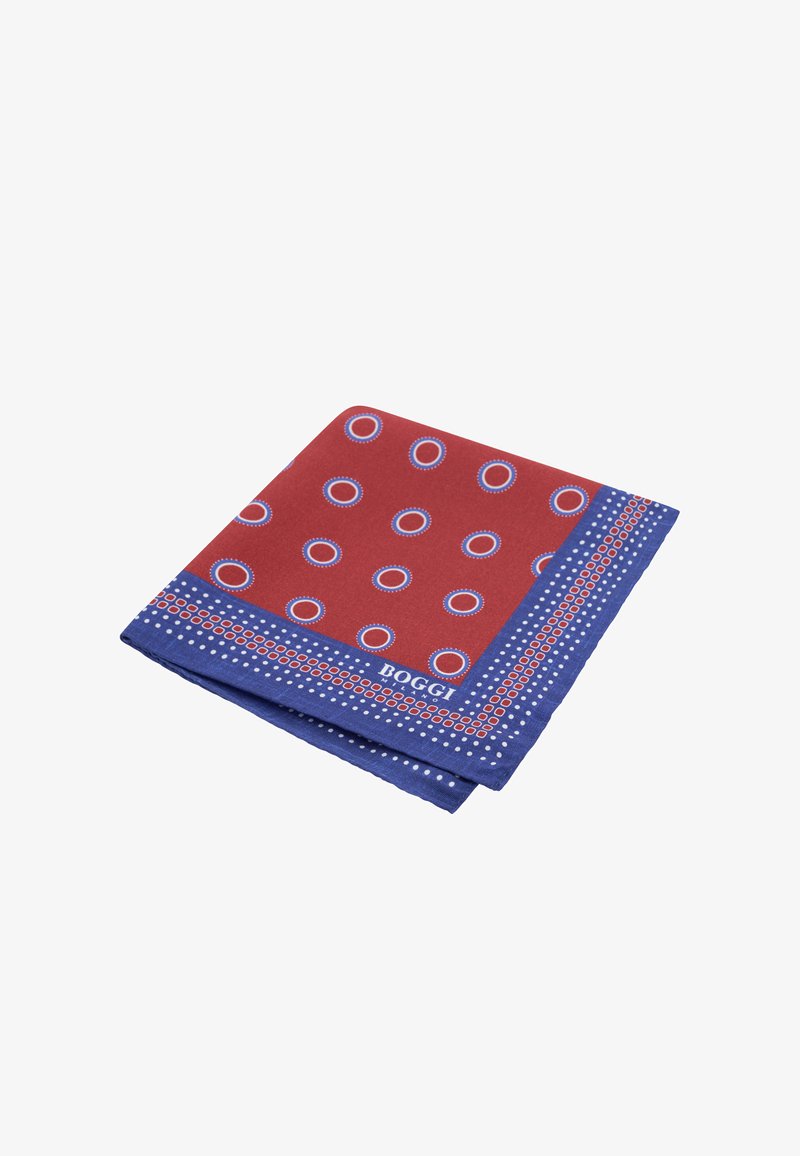 Pochette rouge pliée avec des motifs circulaires bleus et blancs et une bordure bleue ornée de points et de carrés blancs, marquée "Boggi Milano".