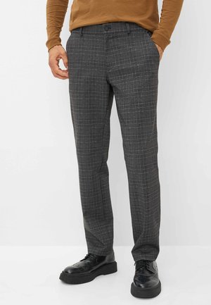 Grijze geruite broek van textuurstof, met een slim fit, riemlussen en een enkele knoopsluiting. Geroeld met zwarte schoenen.