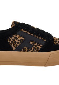 Sneaker con suede nero e tessuto con stampa leopardata, lacci neri, suola in gomma e un grande logo "F" nero sul lato.