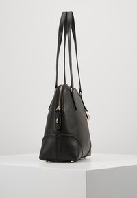 Sort læderhåndtaske med en glat tekstur, afrundet form, to skulderremme, guldfarvet hardware og lynlåsforsegling øverst.