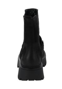Botas de cuero negro hasta el tobillo con una suela gruesa, que cuentan con un acabado texturizado, una lengüeta y costuras reforzadas a lo largo de los bordes.