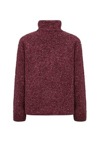 Hoge hals, lange mouwen fleece jack van getextureerde diep bordeauxkleurige stof, gezien vanuit de achterkant.