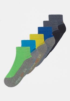 Sockenpackung mit sechs Paaren in verschiedenen Farben: grün, blau, gelb, grau, dunkelgrau und navy. Gerippter Design mit kontrastierenden Fersen und Zehen.