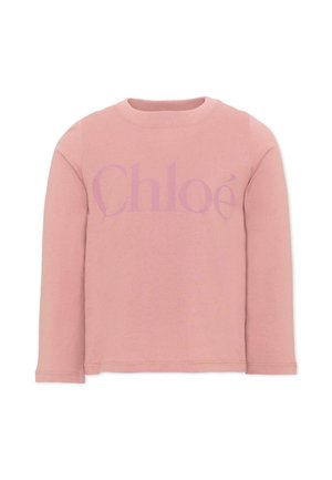 Chemise rose clair à manches longues avec col rond et logo subtil "Chloé" imprimé sur la poitrine dans une nuance de rose légèrement plus foncée.