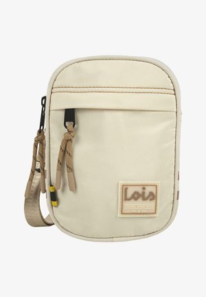 Bolso cruzado beige con una textura suave, que presenta un bolsillo con cierre en la parte frontal, correa ajustable y un parche con el logotipo. Diseño minimalista con acentos en contraste.
