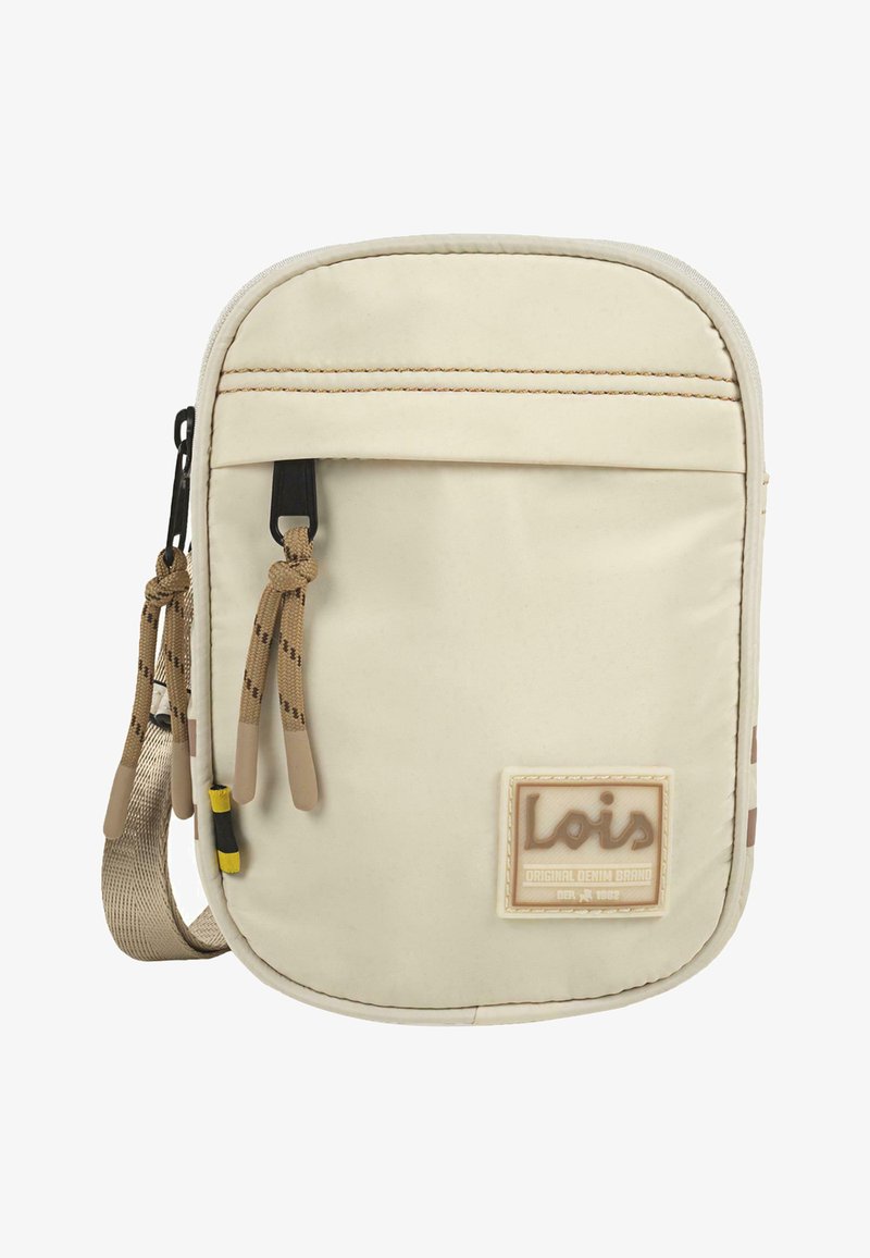 Bolso cruzado beige con una textura suave, que presenta un bolsillo con cierre en la parte frontal, correa ajustable y un parche con el logotipo. Diseño minimalista con acentos en contraste.