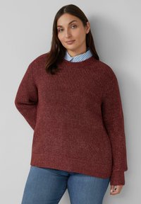 Burgundowa sweter dzianinowy z fakturowanym wzorem, długimi rękawami i okrągłym dekoltem, noszony na jasnoniebieskiej, w paski koszuli.