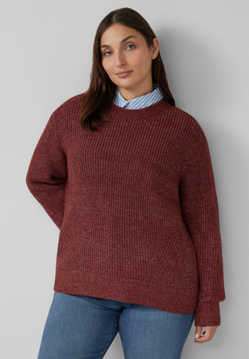 Burgundowa sweter dzianinowy z fakturowanym wzorem, długimi rękawami i okrągłym dekoltem, noszony na jasnoniebieskiej, w paski koszuli.
