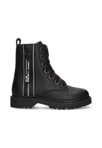 Bottines de combat en cuir noir texturé avec un laçage à l'avant, une fermeture éclair sur le côté, une poignée de traction et un texte blanc sur le porte-clés de la tirette.