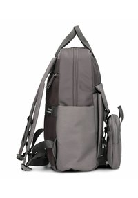 Mochila gris con múltiples compartimentos, correas acolchadas y un bolsillo lateral. Fabricada con un material duradero de textura suave y con acentos mínimos.