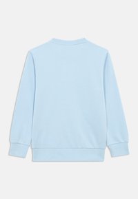 Ανοιχτό γαλάζιο φούτερ με μακριά μανίκια, στρογγυλεμένο ντεκολτέ και ριμπ μανσέτες και τελείωμα. Το υλικό φαίνεται απαλό με λεία υφή.