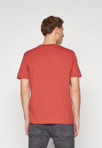HUGO DULIVIO - Apdrukāts T-krekls - dark red