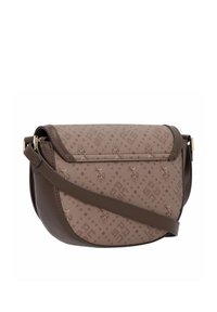 Braune Umhängetasche mit gemustertem hellbraunem Stoff auf der Vorderseite, glatten Lederseiten, goldfarbenen Beschlägen und einem verstellbaren Riemen.