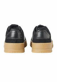 Sneakers in pelle nera e suede con suola in gomma beige, caratterizzati da una finitura liscia e colletto imbottito per il massimo comfort.