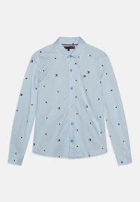 Camicia a maniche lunghe azzurro chiaro con colletto a bottoni, caratterizzata da un motivo di piccole forme geometriche colorate e bottoni blu.