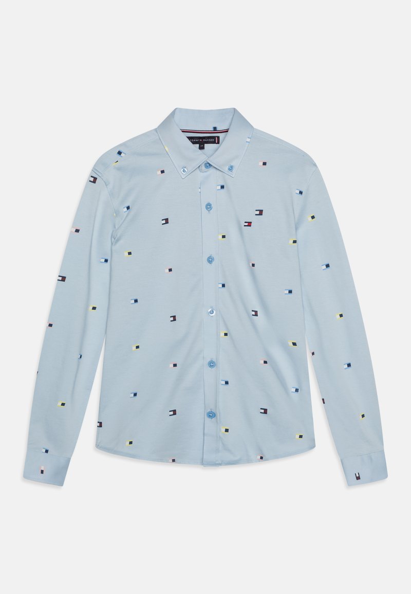 Camicia a maniche lunghe azzurro chiaro con colletto a bottoni, caratterizzata da un motivo di piccole forme geometriche colorate e bottoni blu.
