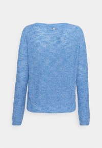 Maglione blu a maniche lunghe visto da dietro, con scollatura rotonda e un piccolo dettaglio con bottone argentato vicino al colletto.