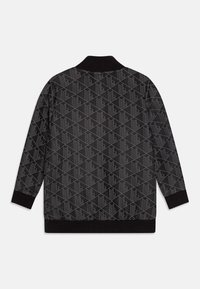 Sweter z teksturowanym czarno-szarym wzorem geometrycznym. Kołnierzyk oraz ściągacze na mankietach i dolnej krawędzi. Miękka tkanina o nowoczesnym wyglądzie.