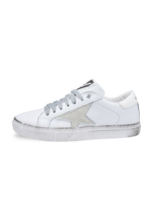 Trainers - white