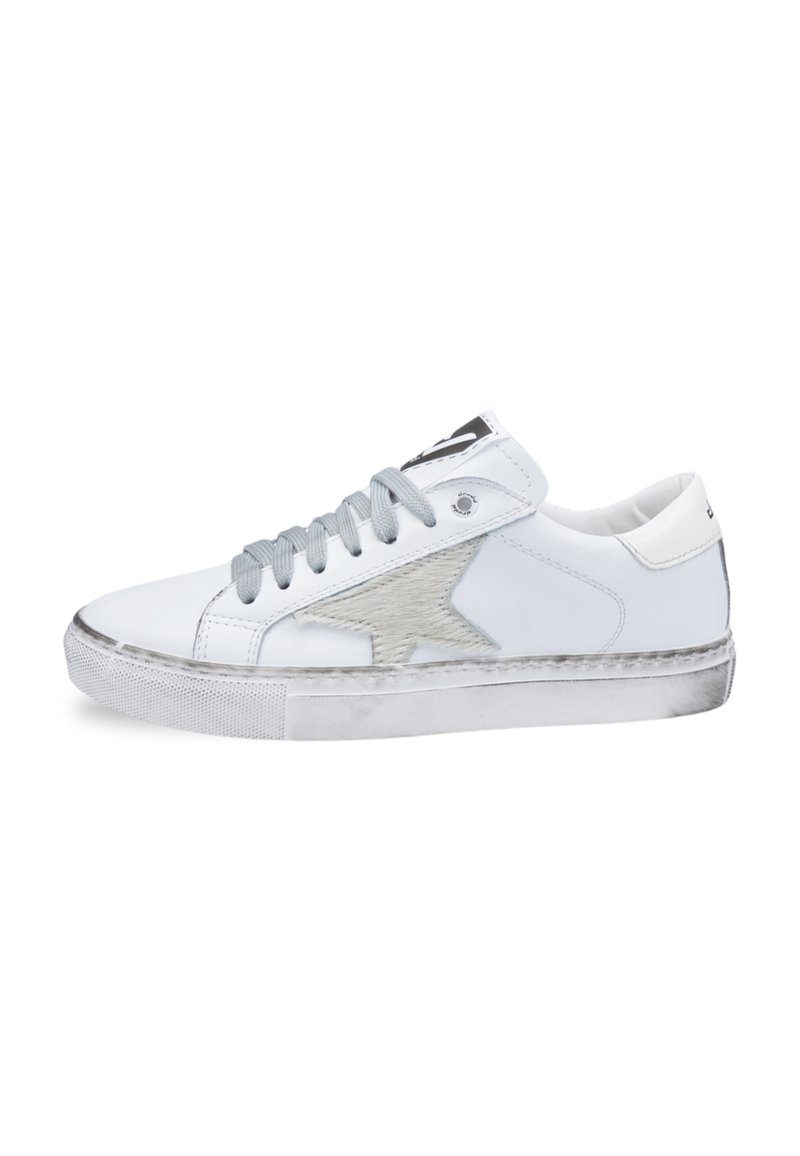 Białe skórzane sneakersy z szarymi sznurówkami, teksturowanym wzorem gwiazdy po boku, gumową podeszwą i lekko postarzonymi detalami na krawędziach.