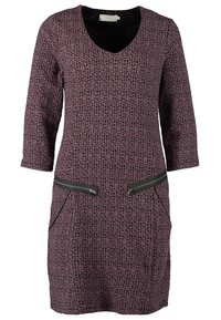 Abito lavorato a maglia di un viola scuro con motivo testurizzato, presenta maniche a tre quarti, scollo a V, due tasche frontali con zip e una vestibilità comoda.