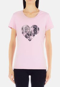 T-shirt rosa a maniche corte con design di cuore nero in paillettes e motivo testurizzato, realizzato in un morbido misto cotone.