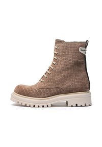 Bottines en cuir suédé marron avec une texture crocodile, à lacets et semelle en caoutchouc blanc épais. Elles possèdent une languette et un logo de la marque.